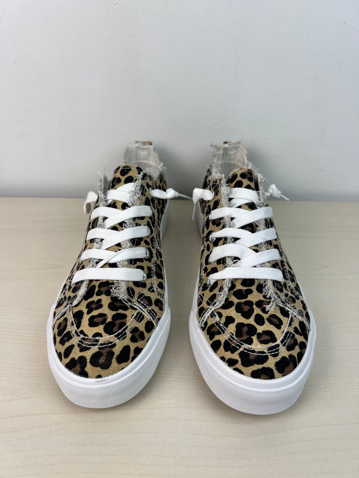 Shoes Sneakers By Clothes Mentor In Animal Print, Size: 11