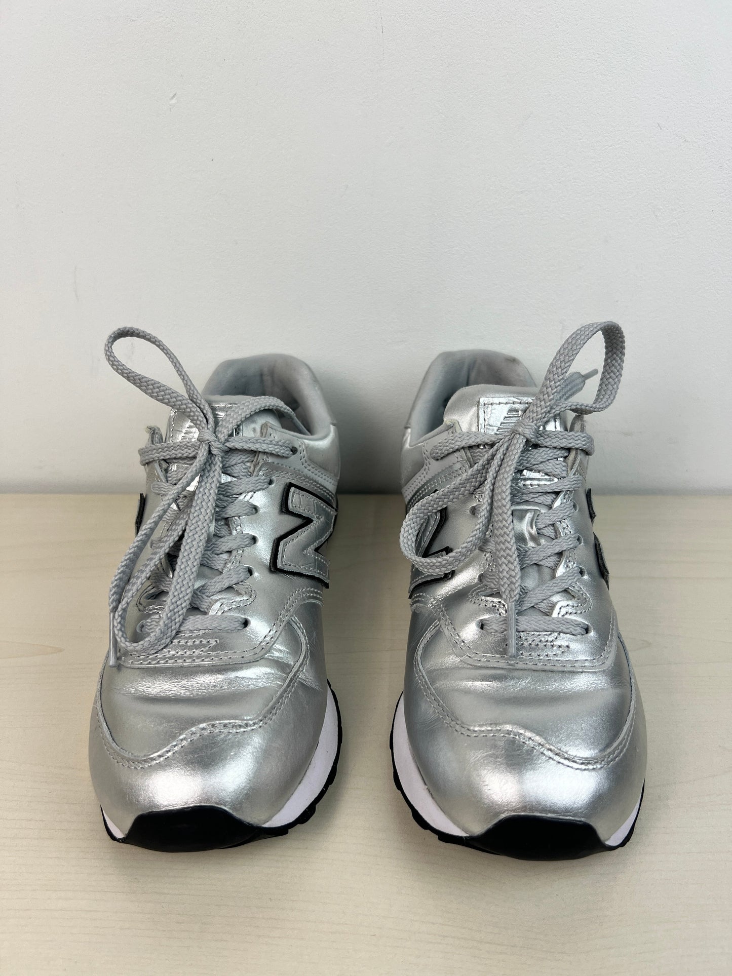 Shoes Sneakers By New Balance In Silver, Size: 7