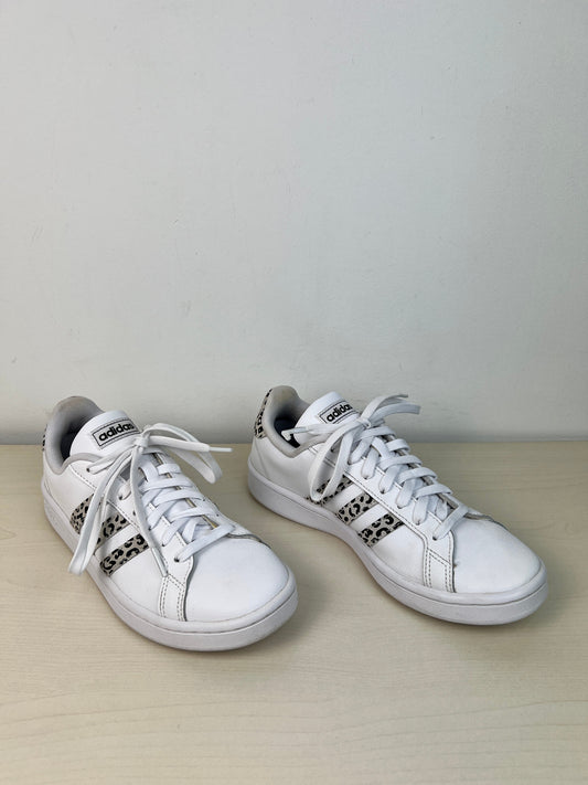 Shoes Sneakers By Adidas In White, Size: 7.5