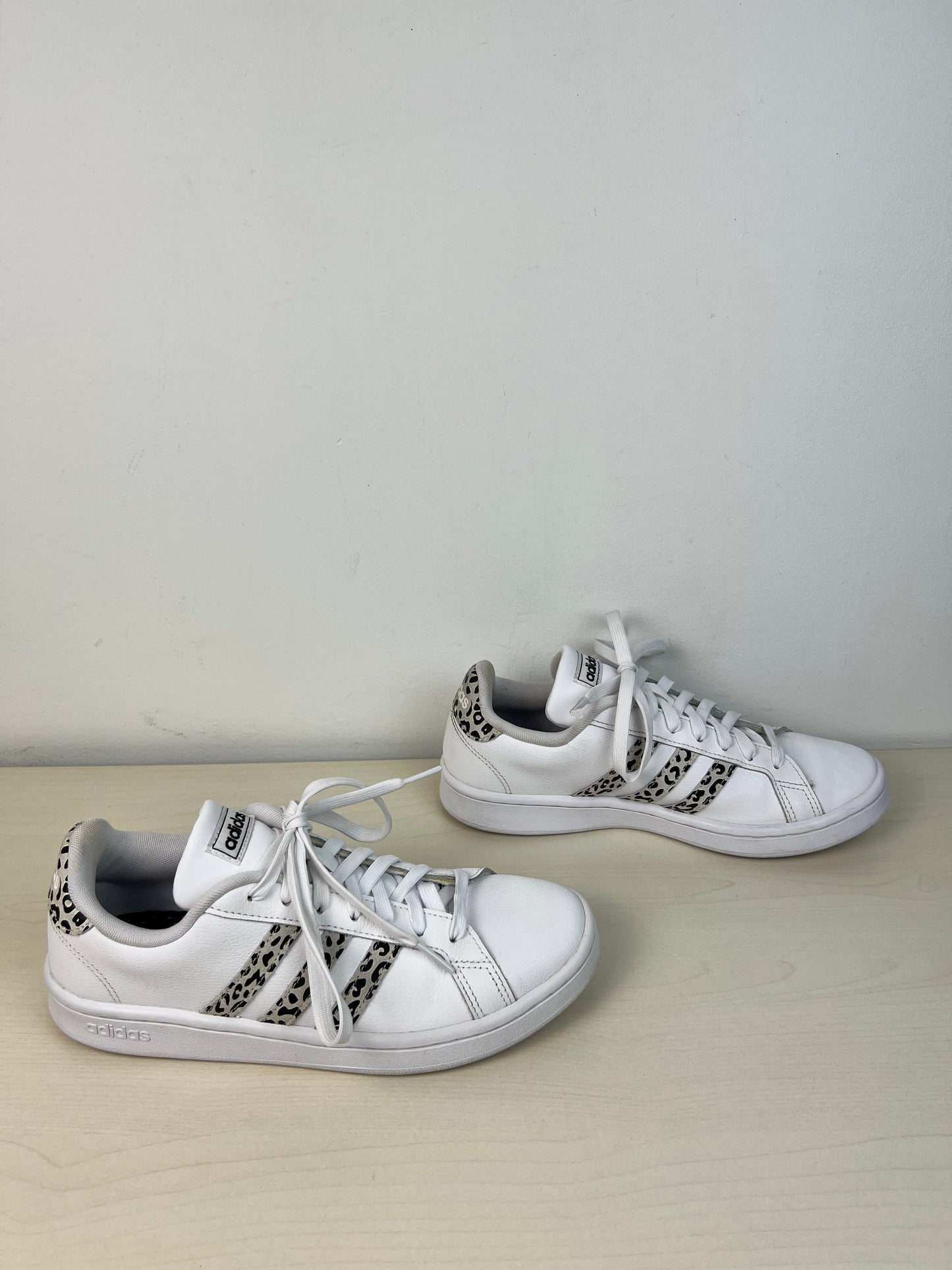 Shoes Sneakers By Adidas In White, Size: 7.5