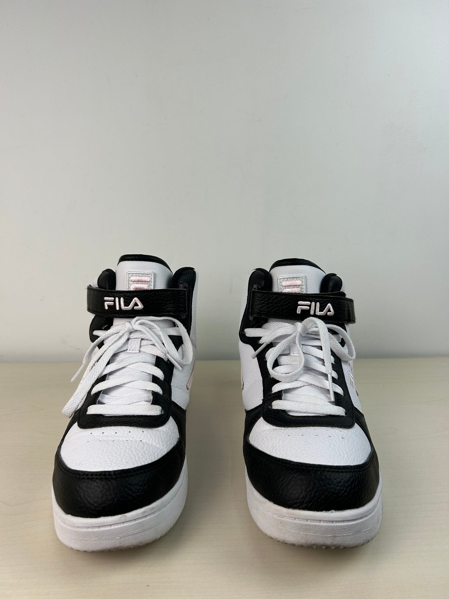 Shoes Sneakers By Fila In White, Size: 10