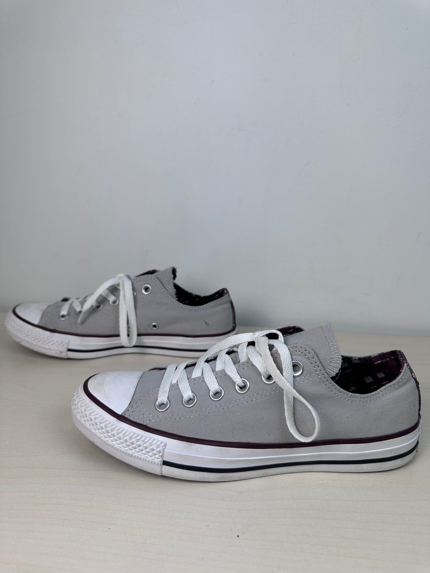 Shoes Sneakers By Converse In Grey, Size: 9