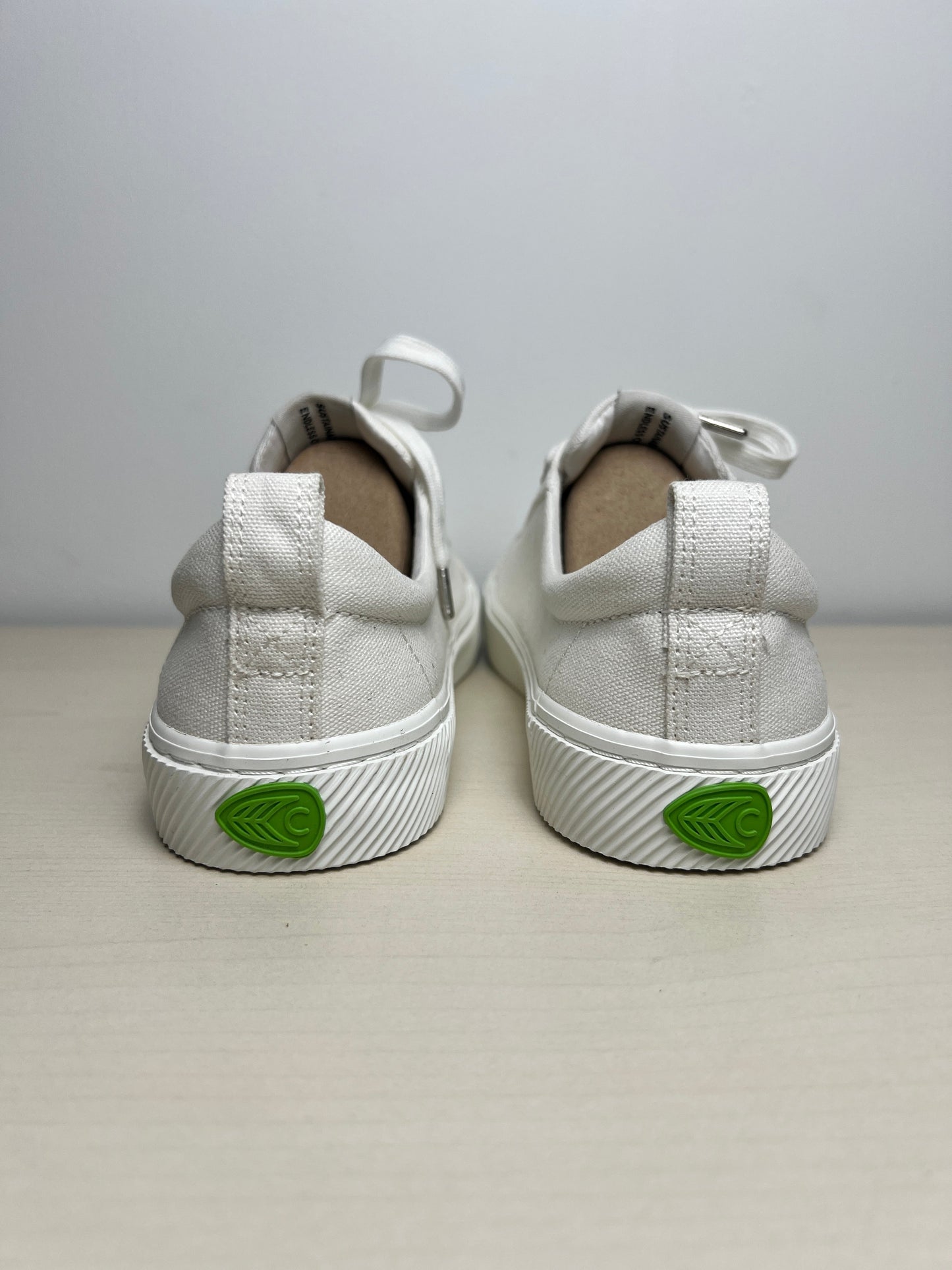 Shoes Sneakers By Cariuma In White, Size: 9.5