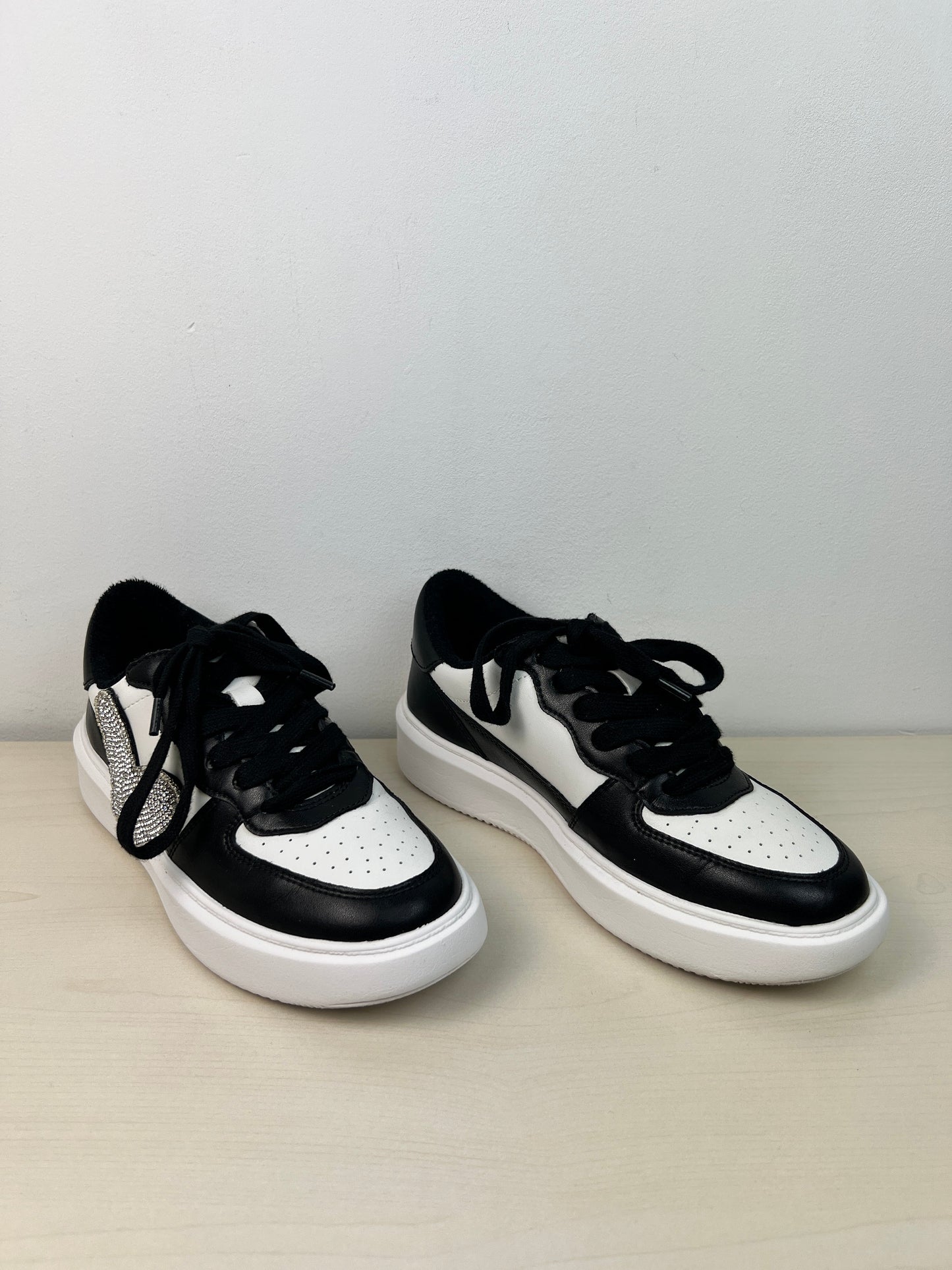 Shoes Sneakers By Giani Bernini In Black & White, Size: 6.5