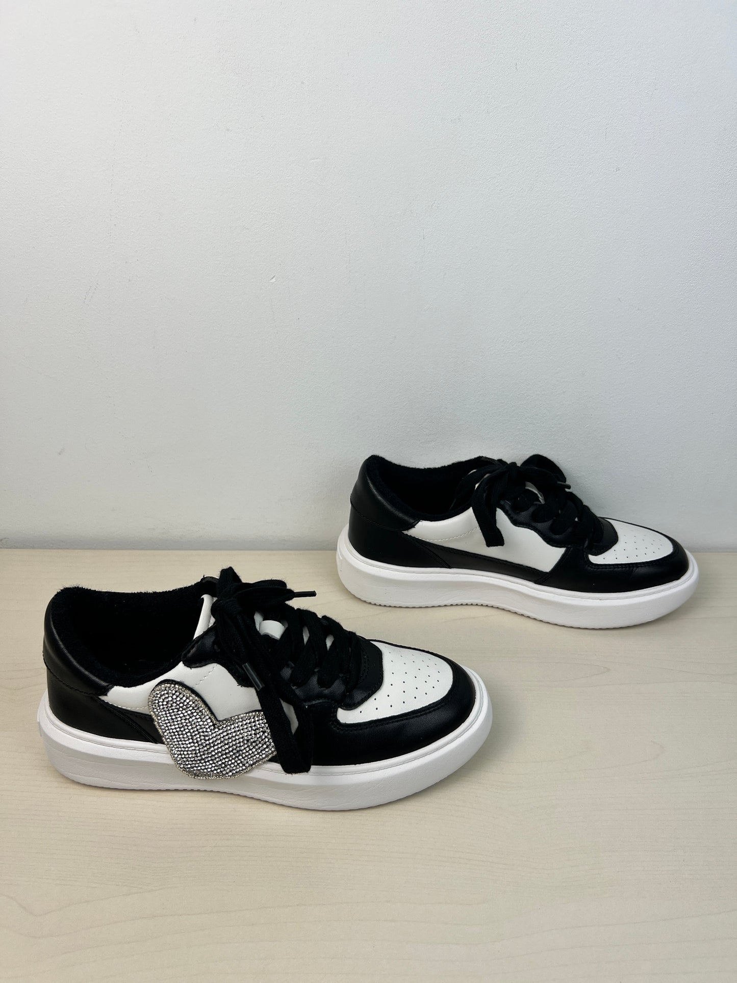 Shoes Sneakers By Giani Bernini In Black & White, Size: 6.5