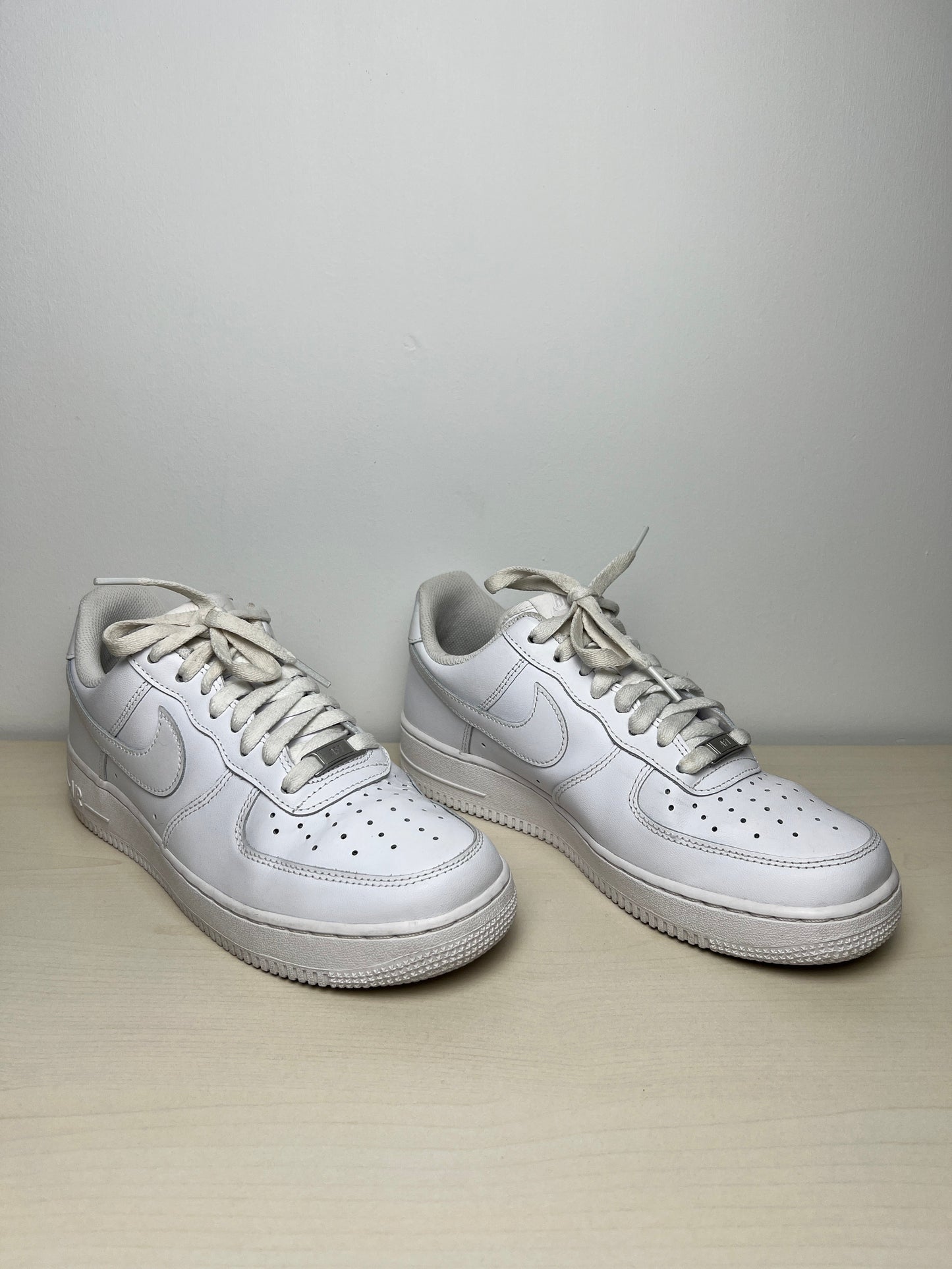 Shoes Sneakers By Nike In White, Size: 9.5