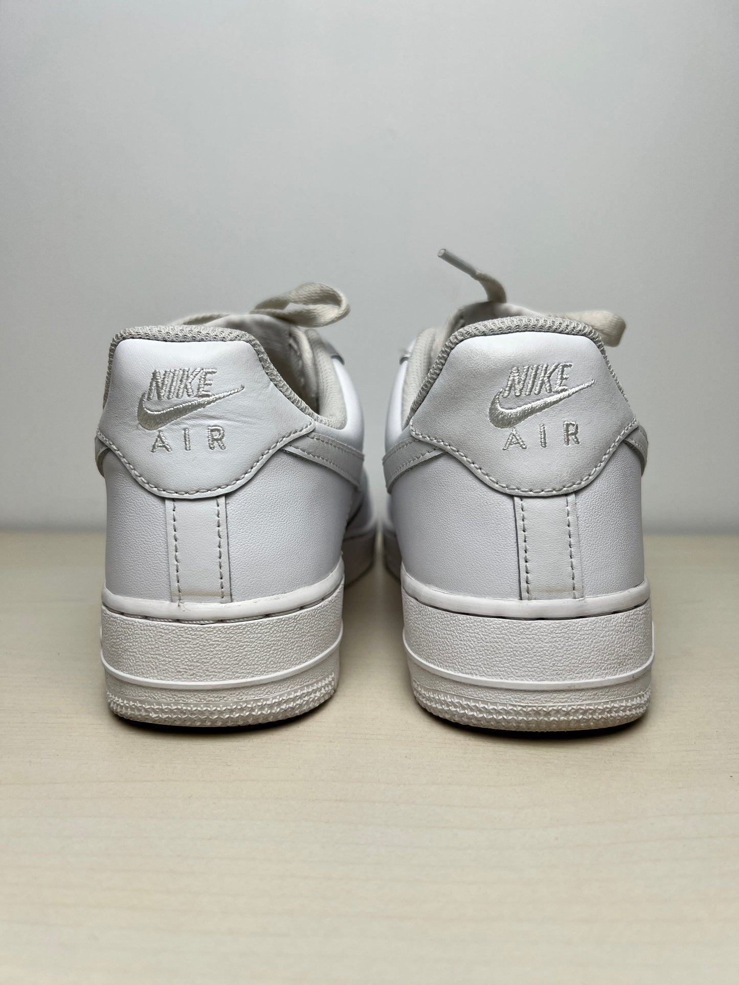 Shoes Sneakers By Nike In White, Size: 9.5