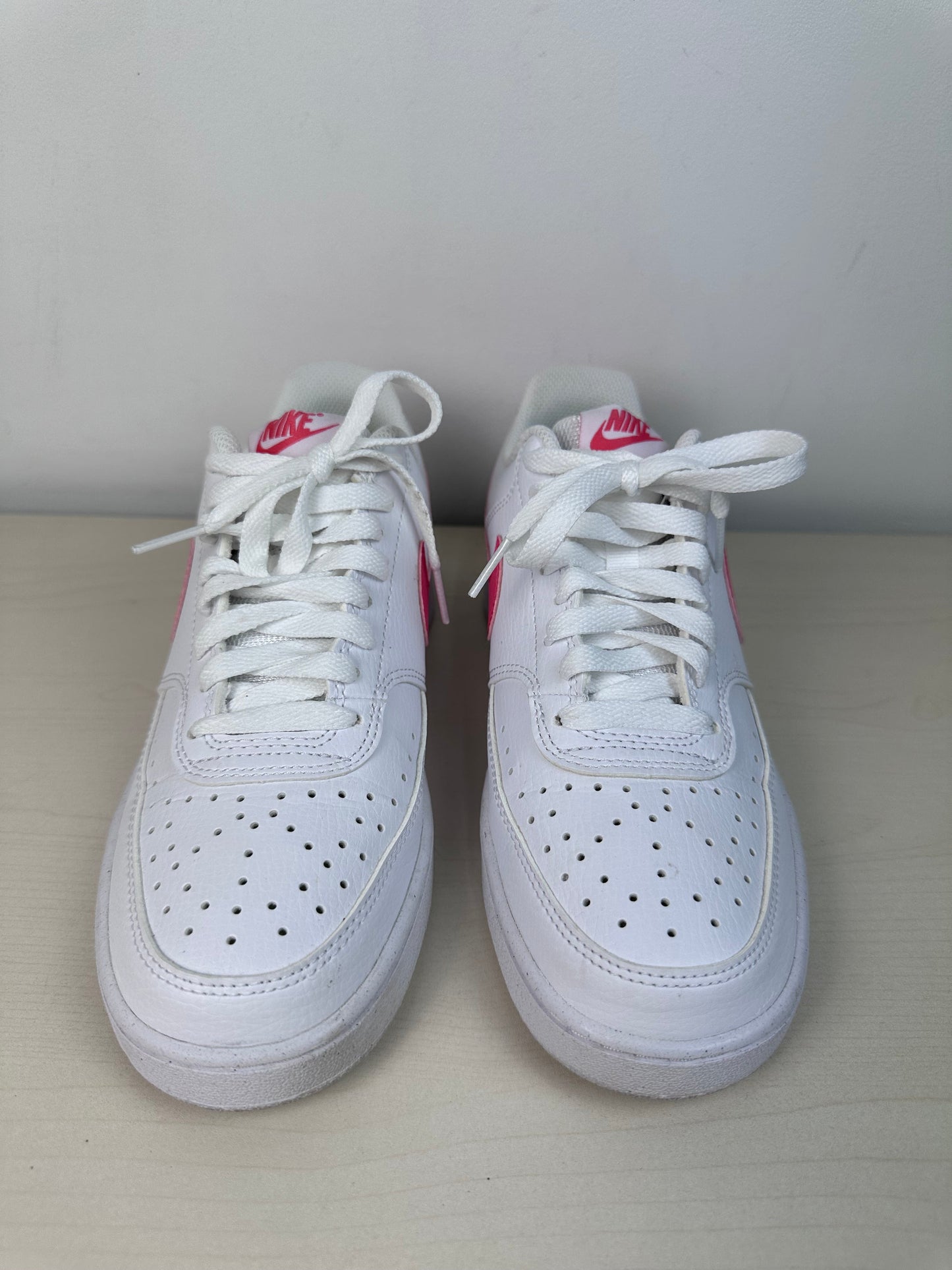 Shoes Sneakers By Nike In White, Size: 8