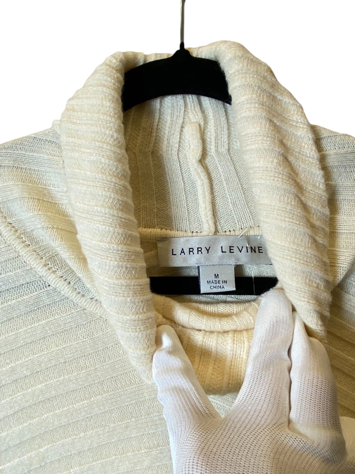 Sweater By Larry Levine In Cream, Size: M