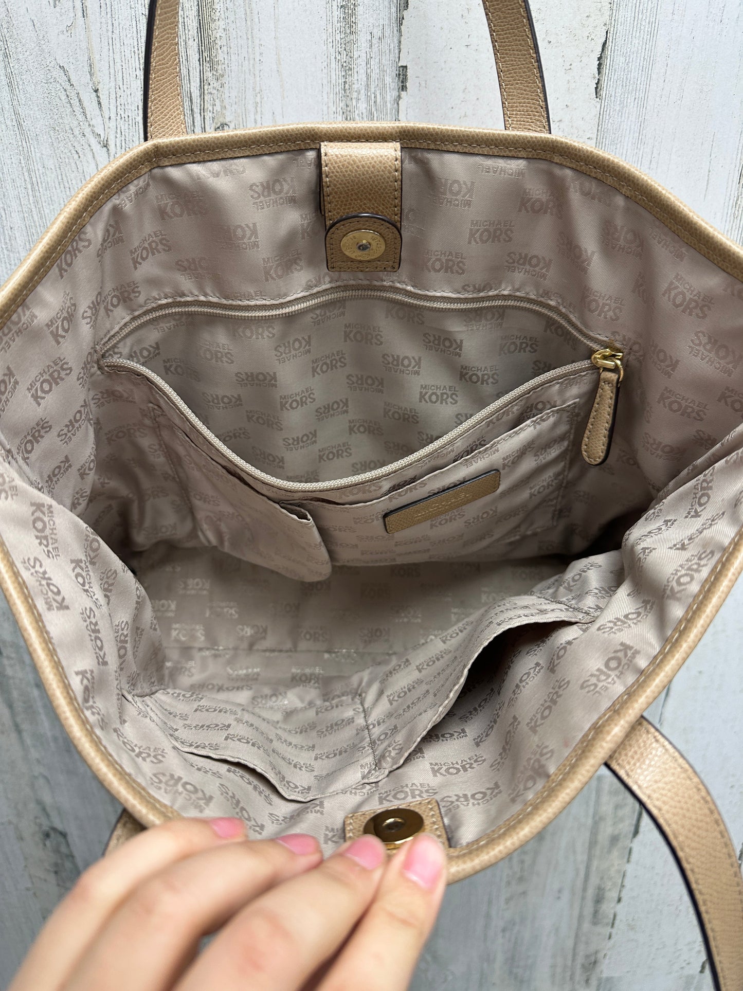 Handbag Designer By Michael Kors  Size: Medium