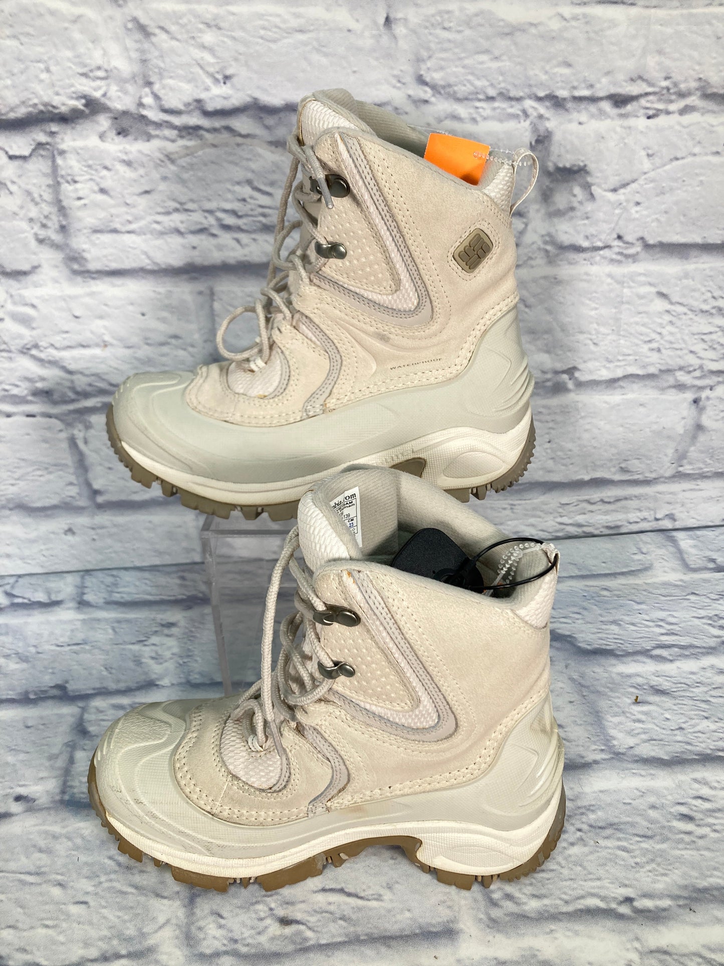 Boots Snow By Columbia  Size: 6