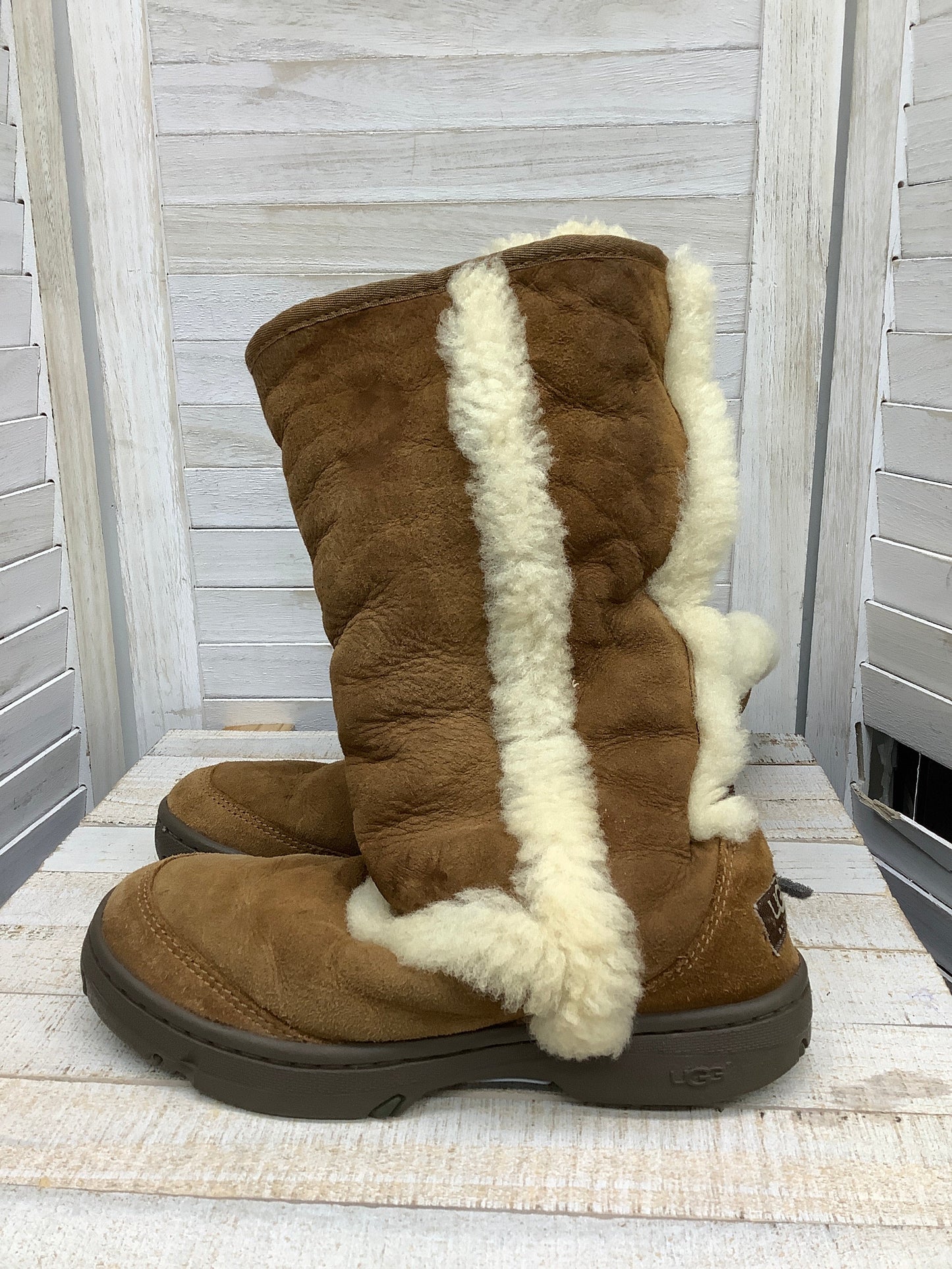 Boots Snow By Ugg  Size: 7