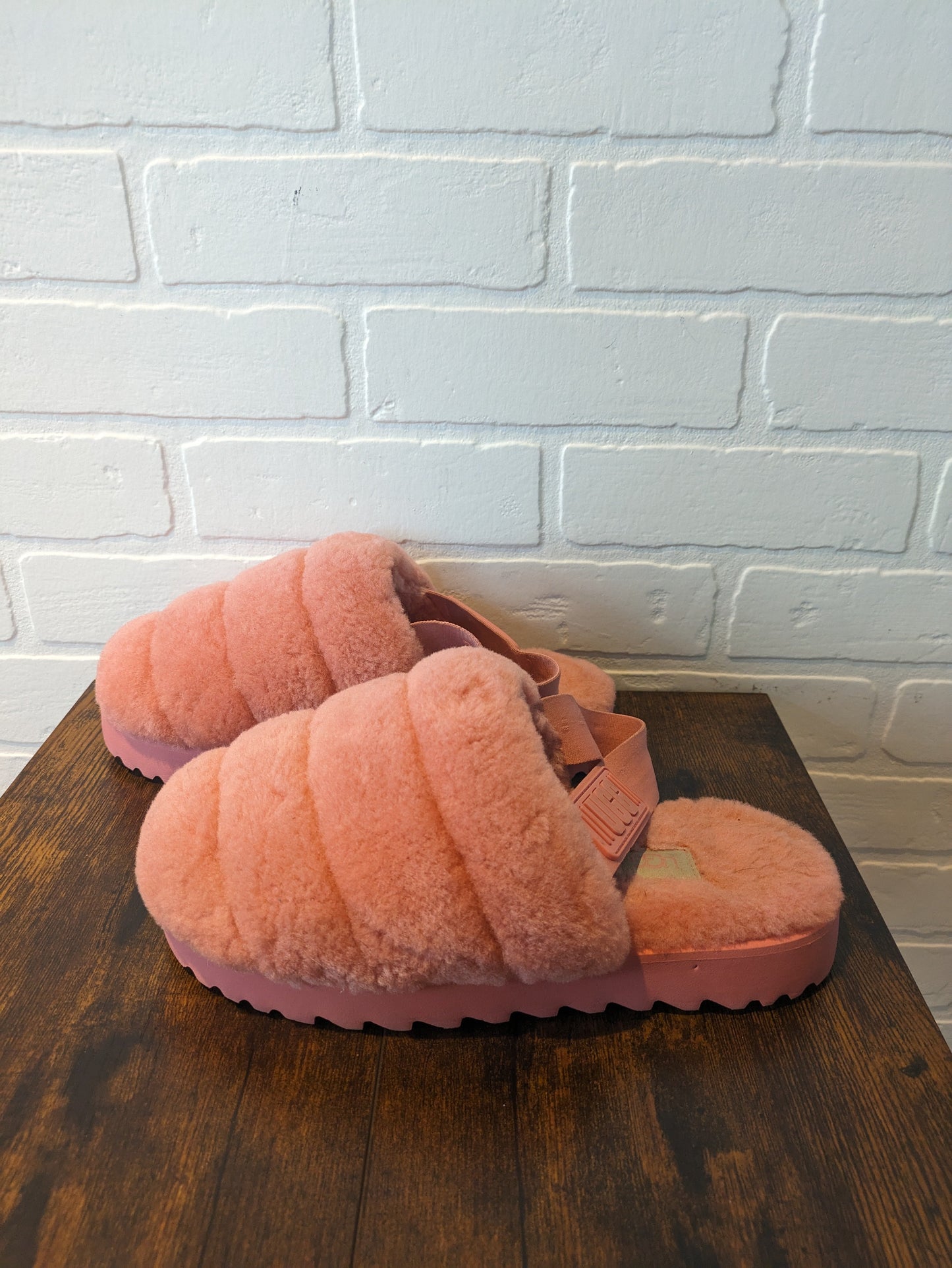 Slippers By Ugg  Size: 7