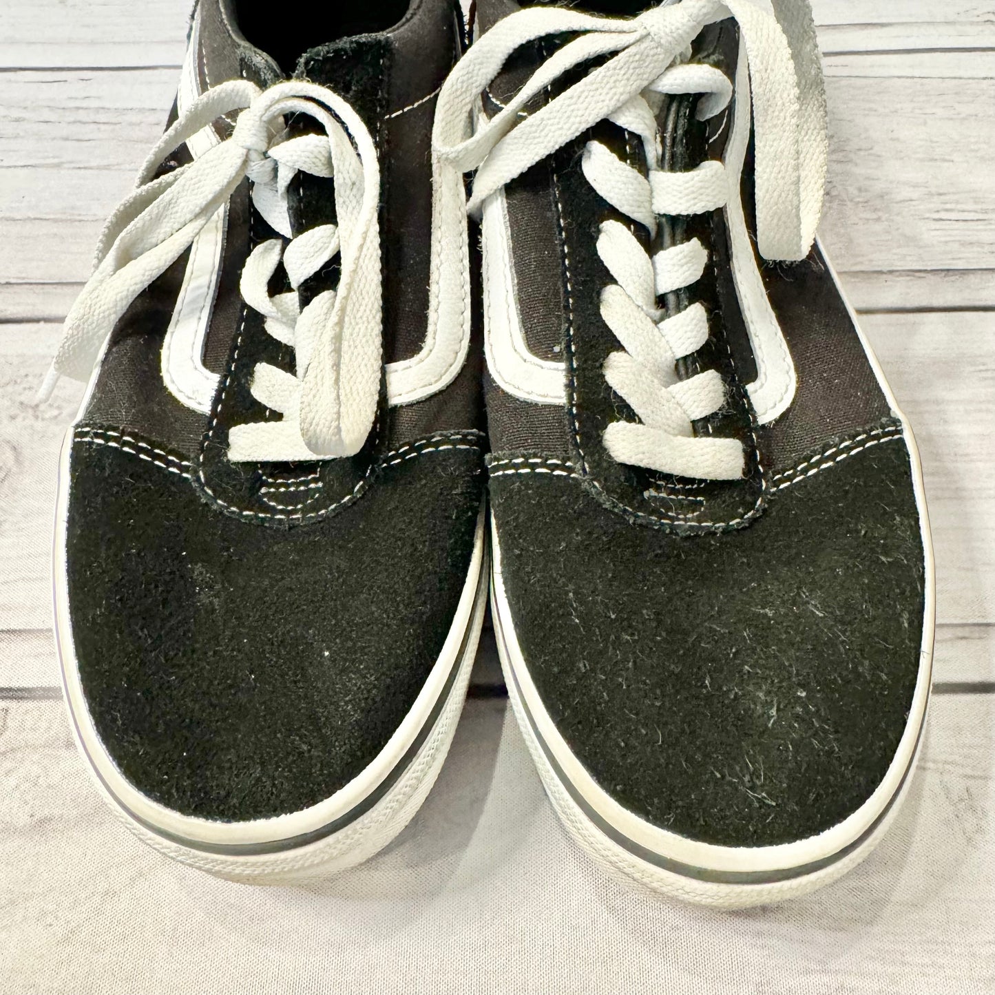 Shoes Sneakers By Vans  Size: 5.5